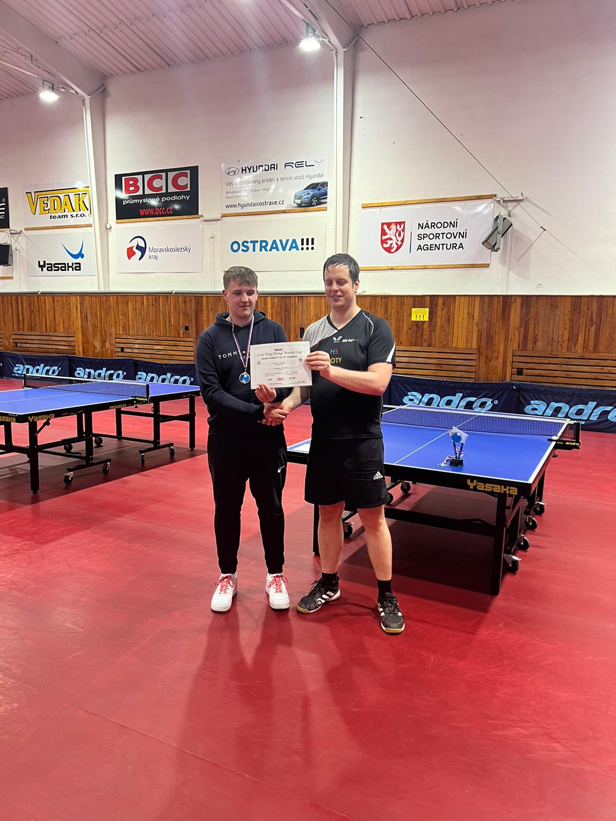 Daniel Vitásek předání certifikátu do Mexika